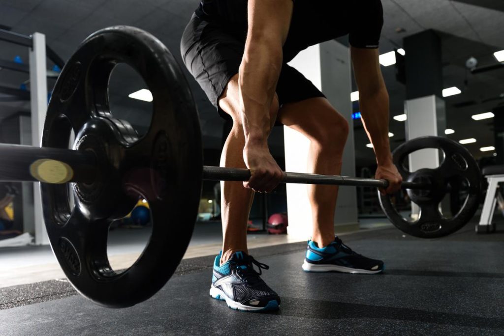 Gewichte heben Langstange im Fitness-Studio