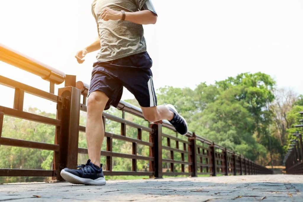 Rennender Mann - Jogging im Freien Ausdauer