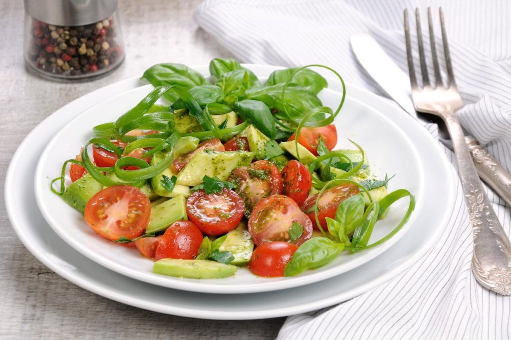 Salat mit Avocado und Tomaten